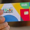 Criança segura cartão do Bolsa Família