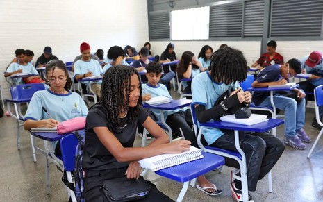 Sala de aula com adolescentes sentados