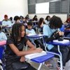 Sala de aula com adolescentes sentados