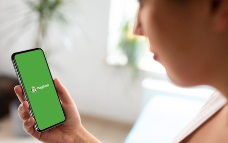 Imagem de cliente usando app do PagBank