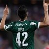 Jogador do Palmeiras com a camisa com logo da Fictor