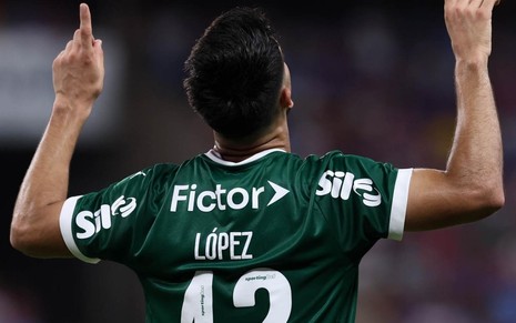Jogador do Palmeiras com a camisa com logo da Fictor