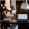 Computador aberto em cima da mesa com gráficos na tela