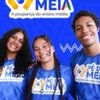 Adolescentes com camisa do programa Pé-de-Meia