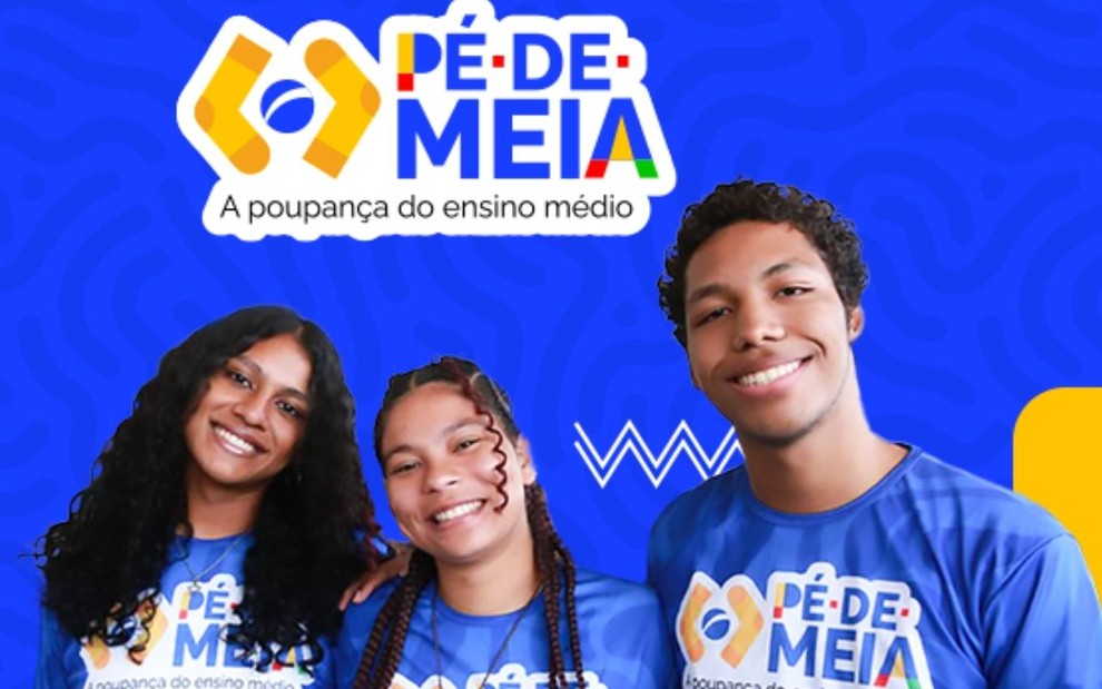 Adolescentes com camisa do programa Pé-de-Meia