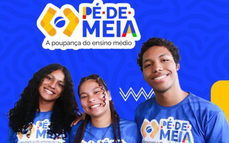 Adolescentes com camisa do programa Pé-de-Meia