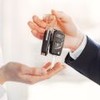 Pessoa recebendo chave de um carro