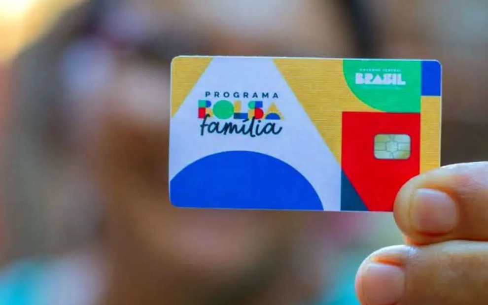 Pessoa segurando cartão do Bolsa Família