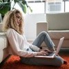 Pessoa em reunião online pelo notebook