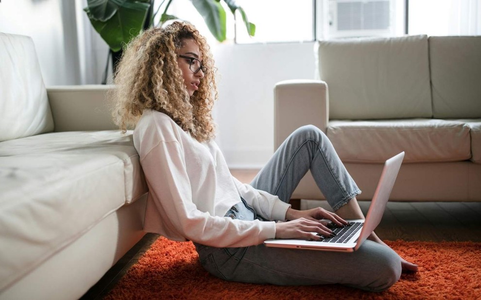 Pessoa em reunião online pelo notebook