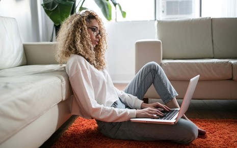 Pessoa em reunião online pelo notebook