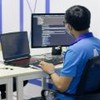 Pessoa programa códigos no computador