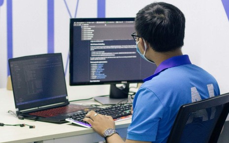 Pessoa programa códigos no computador