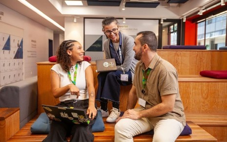 Três pessoas em um escritório