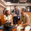 Três pessoas em um escritório