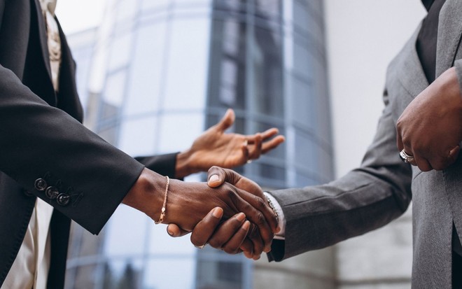 Pessoas apertando as mãos após negócio fechado