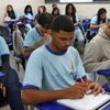 Adolescentes com camisa do programa Pé-de-Meia