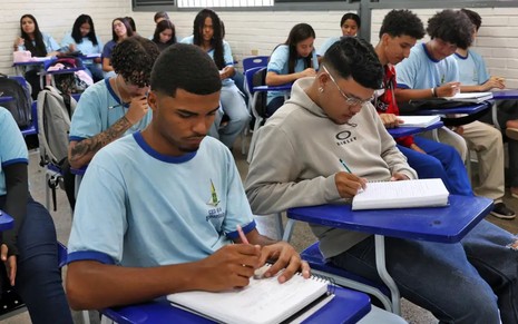 Adolescentes com camisa do programa Pé-de-Meia