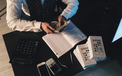Imagem de pessoa fazendo planejamento financeiro