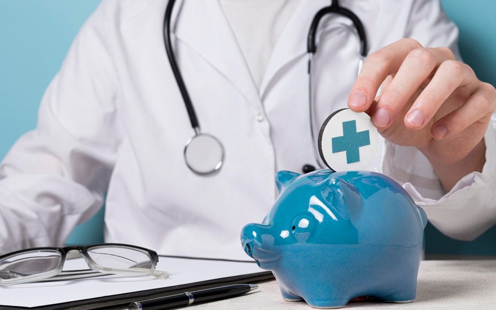 Médico coloca moeda dentro de cofrinho