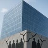 Prédio corporativo com base rachada simboliza fragilidade do RH (imagem gerada por IA).