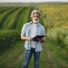 Produtor rural usando tecnologia em sua lavoura