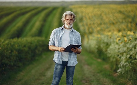 Produtor rural usando tecnologia em sua lavoura