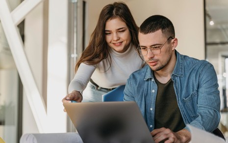 Jovens analisam tela de computador