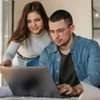 Jovens analisam tela de computador