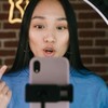 Influenciadora gravando vídeo para redes sociais