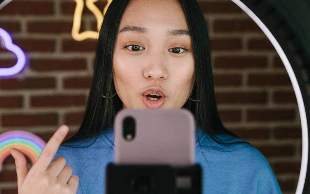 Influenciadora gravando vídeo para redes sociais