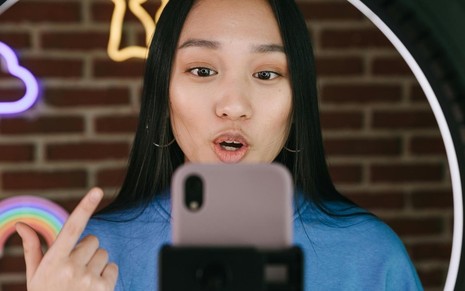 Influenciadora gravando vídeo para redes sociais