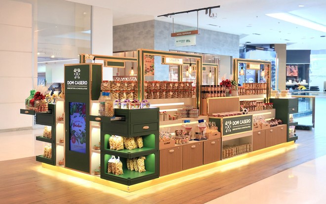 Quiosque da Dom Casero em shopping, com vitrines repletas de biscoitos artesanais