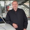 Montagem com Hermes Schincariol Jr, diretor da Rede Vigorito, e imagem do primeiro carro da Chevrolet no BR