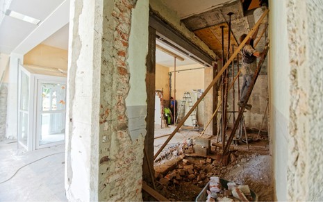 Casa com as paredes demolidas durante reforma