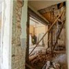 Casa com as paredes demolidas durante reforma