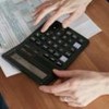 Pessoa faz conta em calculadora