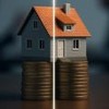 Casa em miniatura apoiada sobre moedas, dividida ao meio para separar locador e inquilino (Criada com IA)