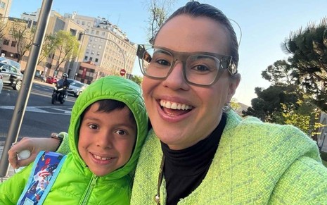 Renata Barbalho, CEO da Espanha Fácil, e filho Enzo