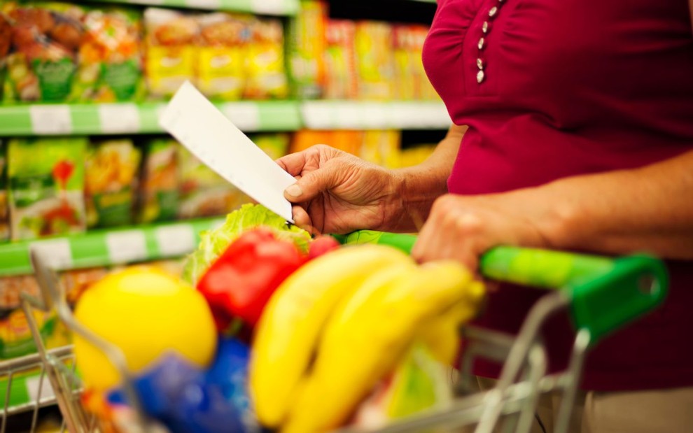 Carrinho de supermercado com frutas e verduras