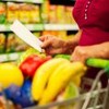Carrinho de supermercado com frutas e verduras