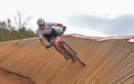 Rogério Pires, diretor de Produtos para Saúde da TOTVS, durante prática de mountain bike