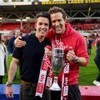 Imagem de Rob McElhenney e Ryan Reynolds comemorando juntos vitória do Wrexham