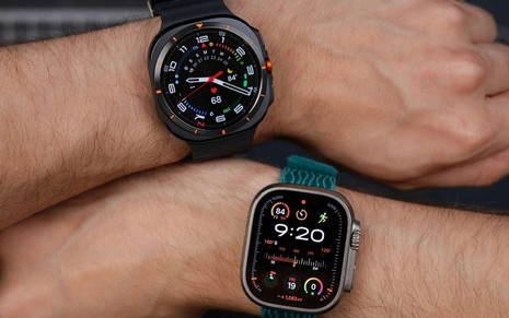 Pessoas com relógios da Samsung e da Apple