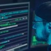 Homem escreve códigos no computador