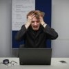 Imagem de homem assustado na frente do computador