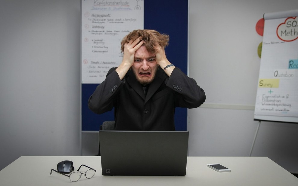 Imagem de homem assustado na frente do computador