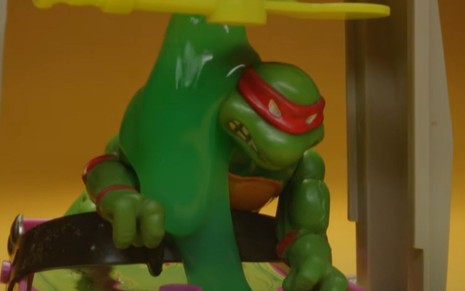 Boneco do desenho As Tartarugas Ninjas coberto de slime
