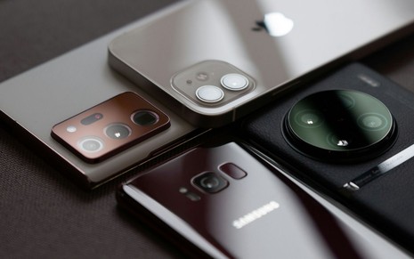 Imagem de diferentes tipos de smartphone