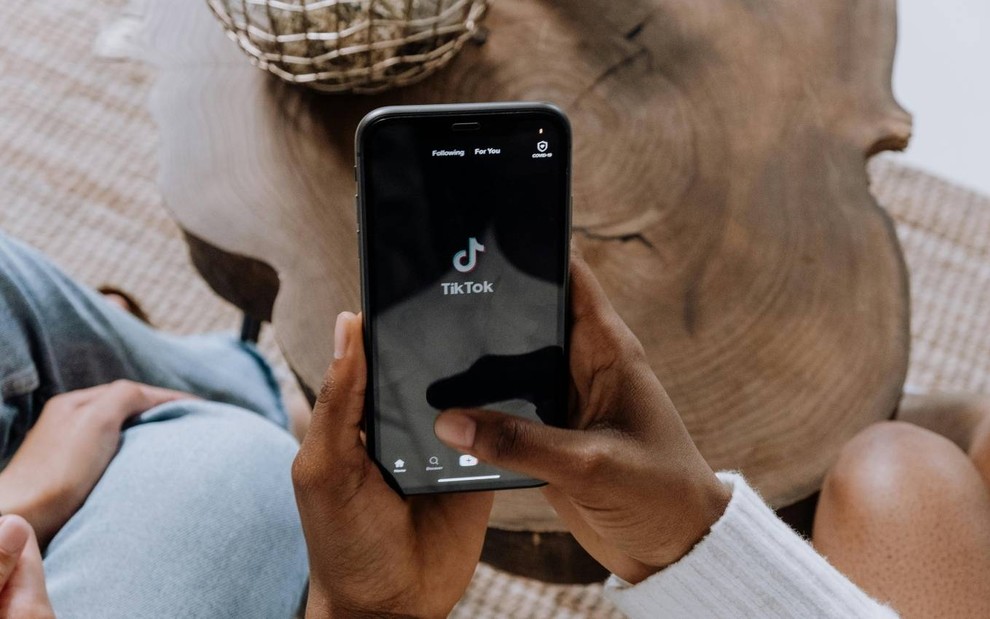 Seguidor acompanhando o Tik Tok